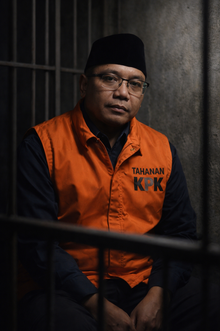 Usai Diperiksa, Eks Menag YCQ Keluar dari KPK Kenakan Rompi Tahanan